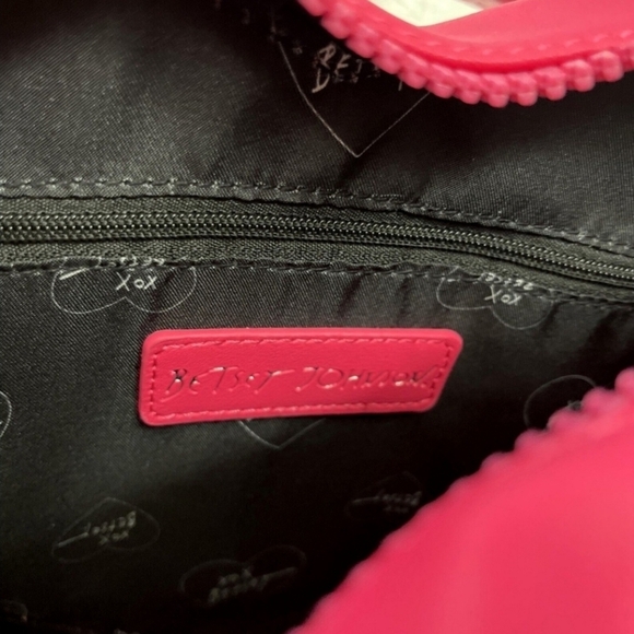 🔹️Betsey Johnson XOHEARTQ Fuschia Quilted Heart Shape Valentine’s Crossbody Bag - Picture 5 of 6